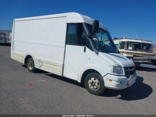  Salvage Isuzu Commercial Van