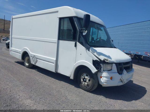  Salvage Isuzu Commercial Van