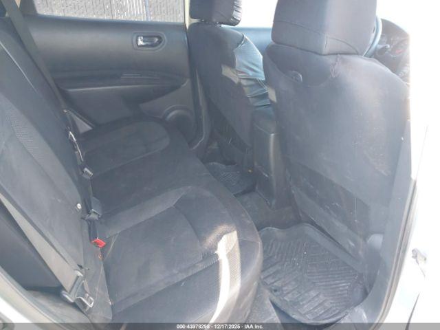 Nissan Rogue S Image 2